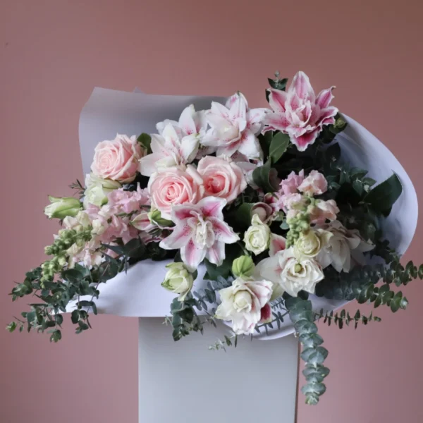 Rosa bouquet on plinth